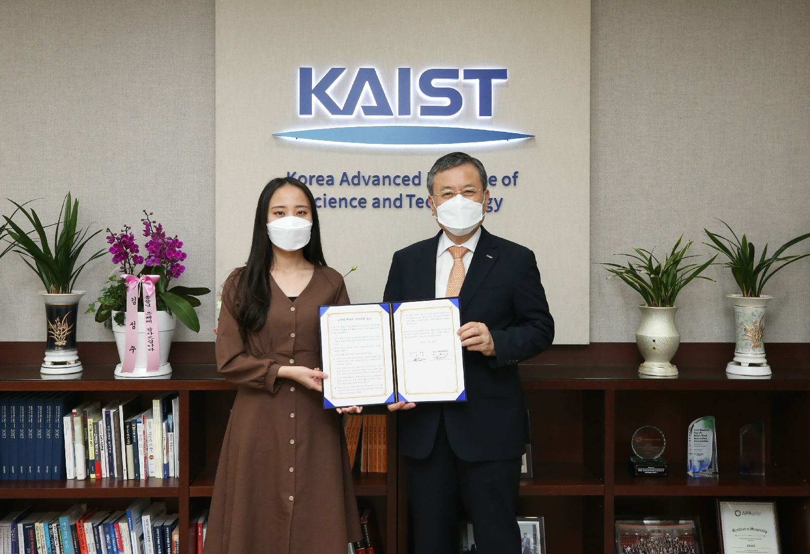 KAIST GSA President HyeJeong Han and KAIST President Sung-Chul Shin