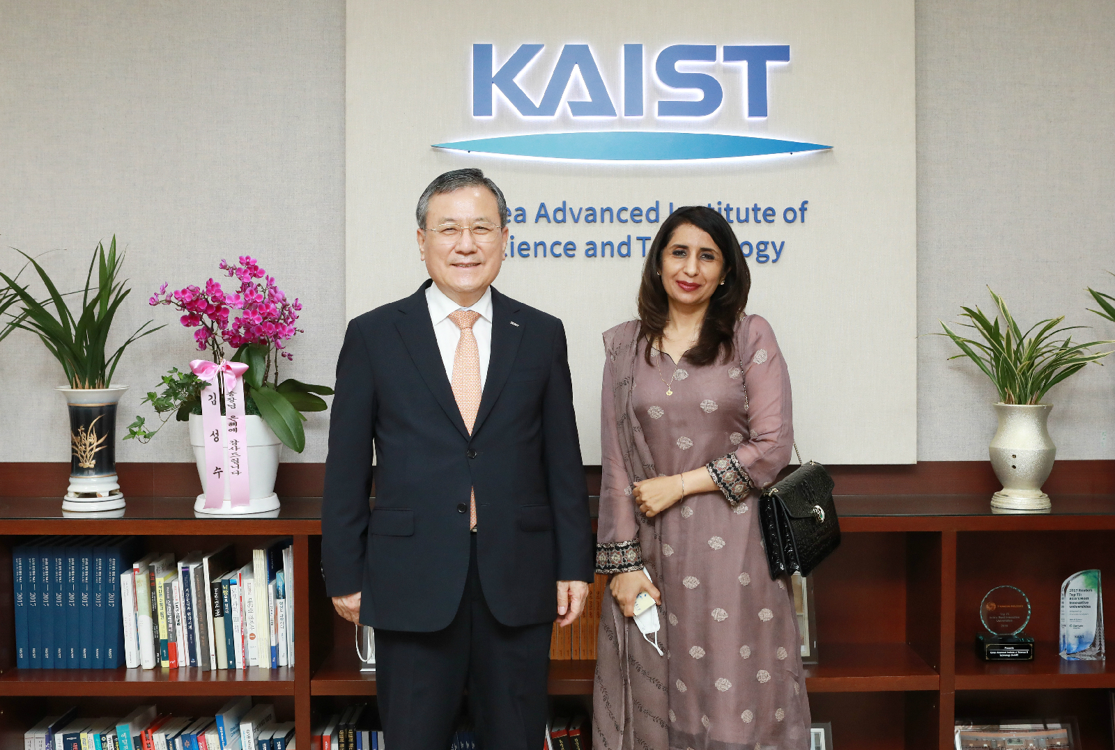 KAIST President Sung-Chul Shin (left) and Pakistani Ambassador to Korea H.E. Mumtaz Zahra Baloch (right)