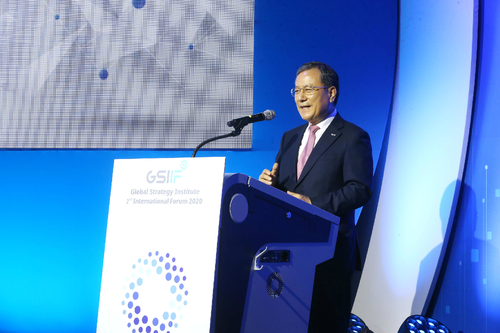 President Sung-Chul Shin delivering welcoming remarks.