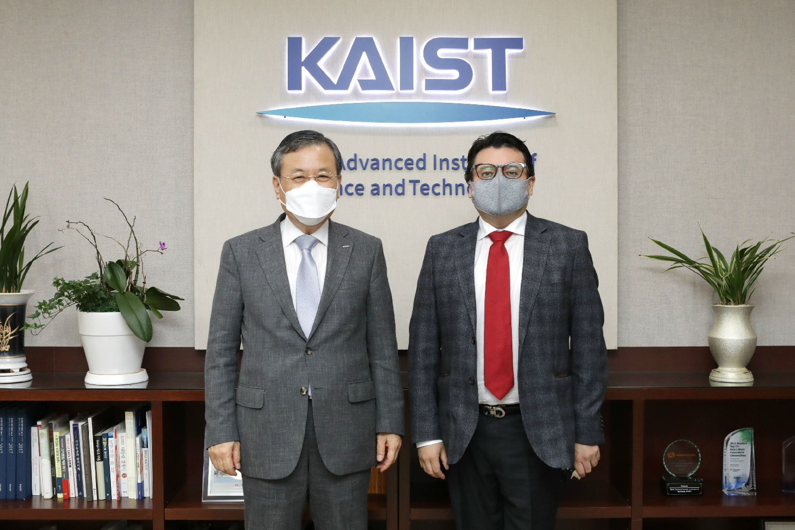 President Sung-Chul Shin (left) and Colombian Ambassador to Korea Juan Carlos Caiza Rosero (right)
