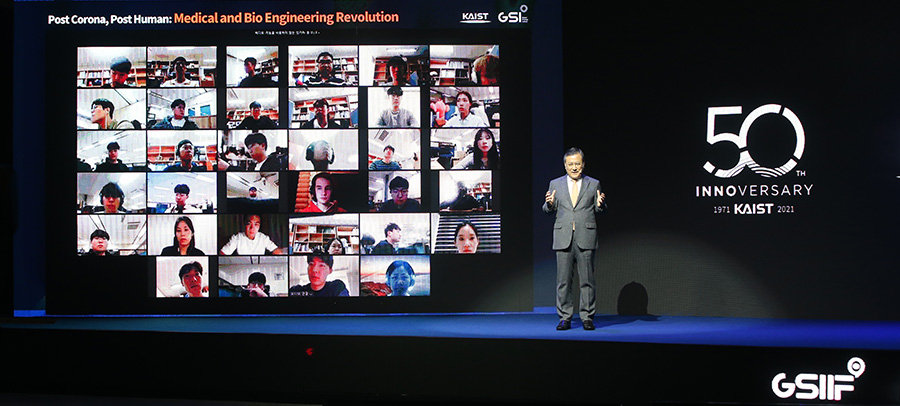 President Sung-Chul Shin delivering welcoming remarks.