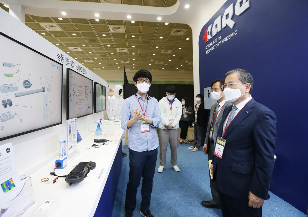KAIST President Sung-Chul Shin visiting the KAIST Pavilion at the K-Hospital Fair 2020