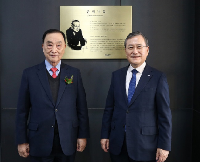 KAIST President Sung-Chul Shin (right) and Dr. Kun-Mo Chung (left) posing at the John Hannah Hall.